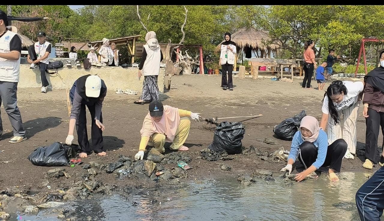Gotong Royong Bersih Pantai