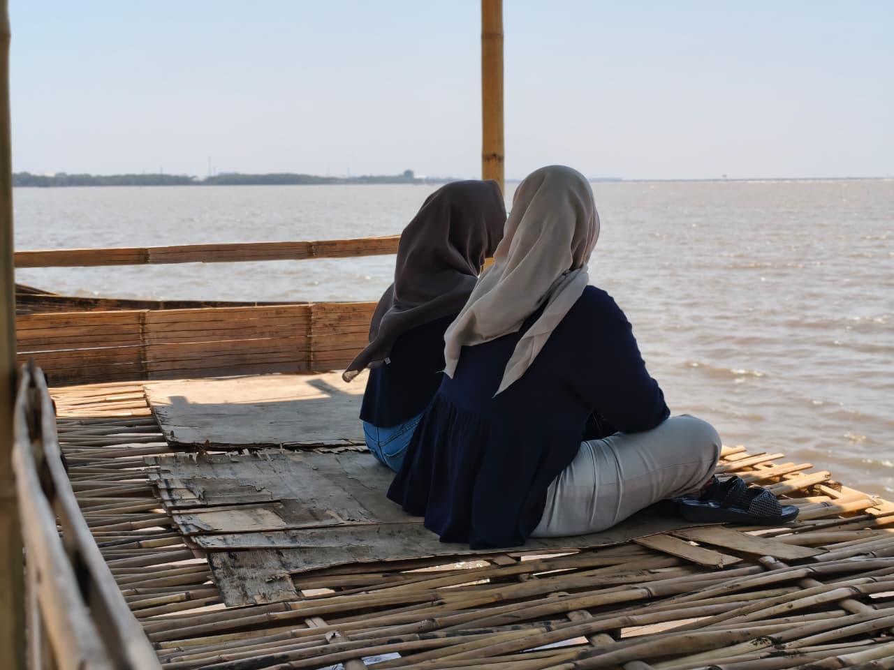 Menikmati Suasana Tepi Laut